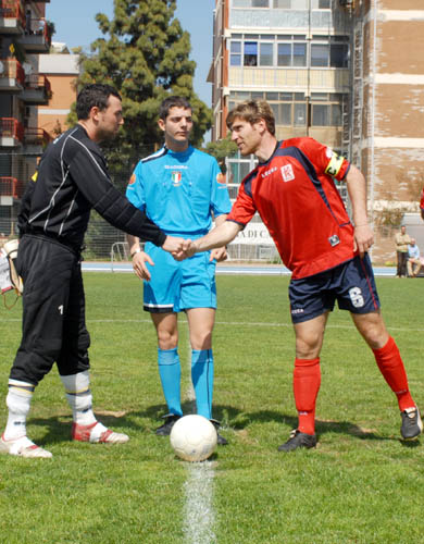 18 aprile 2007 - Cus Cagliari - Cus Parma: stretta di mano dei capitani ad inizio partita (foto: Francesco Cogotti)